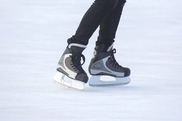 Beine eines Schlittschuhläufers auf einer Eisbahn. — Stockfoto