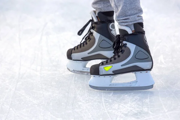 Pernas de um homem a patinar num ringue de gelo. Passatempos e desportos. Vacati. — Fotografia de Stock