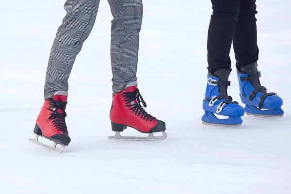 Gente patinando sobre hielo en una pista de hielo. Pasatiempos y deportes. Vacaciones — Foto de Stock