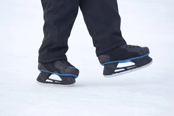 Nogi łyżwiarza na lodowisku. Zainteresowania i sport. Urlop — Zdjęcie stockowe