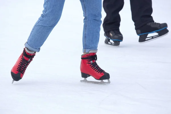 Pessoas diferentes estão patinando ativamente em uma pista de gelo. Hobbies um — Fotografia de Stock