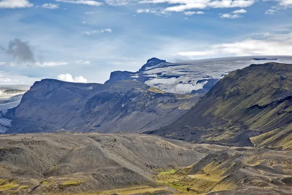 Hermoso paisaje de montaña en Islandia. Naturaleza y lugares para w — Foto de Stock