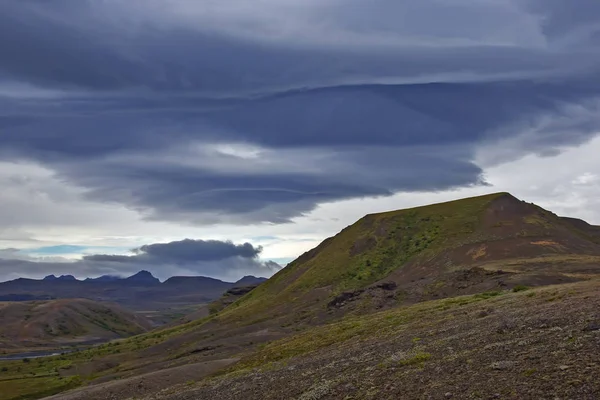 아이슬란드의 구릉지에 아름다운 구름이 떠 있습니다. 자연은 — 스톡 사진