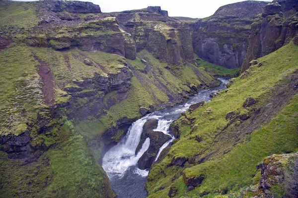 스콜 다 강에 있는 폭포. 아이슬란드. 자연 과 우의 공간 — 스톡 사진