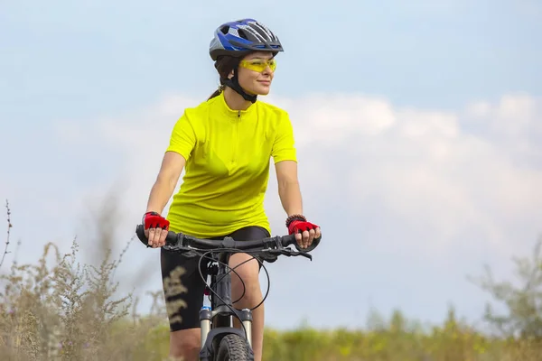 Schönes Mädchen in Gelb, das in der Natur Fahrrad fährt. Sport und rec — Stockfoto