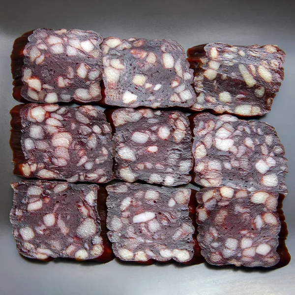 Partes de salchichas, salami primer plano. comida rápida y br — Foto de Stock