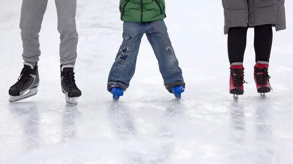 Pessoas diferentes estão patinando ativamente em uma pista de gelo. Hobbies um — Fotografia de Stock