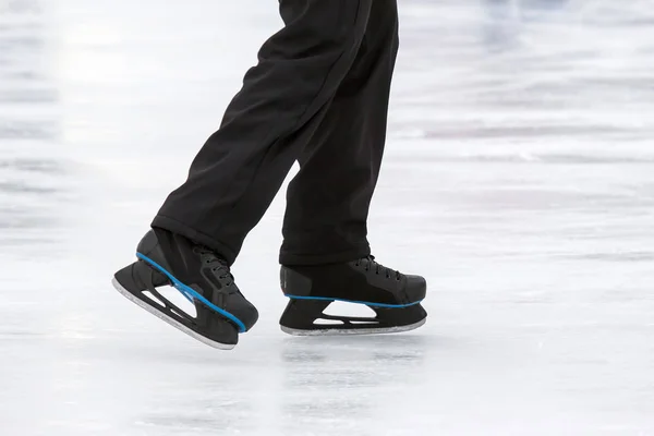 한 남자의 다리가 아이스 링크 위에서 스케이트를 타고 있습니다. 취미와 스포츠. 부카 티 — 스톡 사진