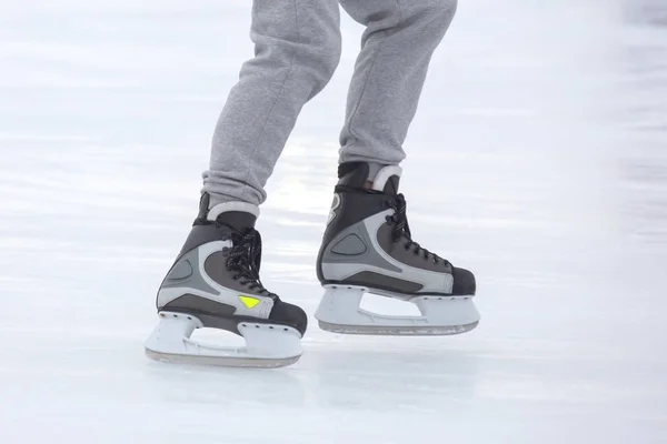 Jambes d'un homme patinant sur une patinoire. Loisirs et sports. Vacati — Photo