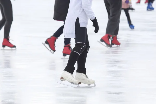 Different people are actively skating on an ice rink. Hobbies an — Stock Photo, Image