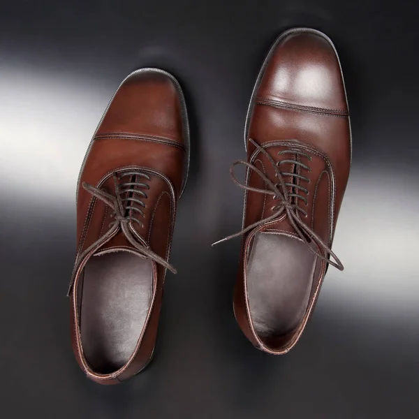 Klassiska mäns bruna skor på mörk bakgrund — Stockfoto