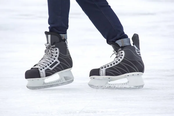 Hombre patina activamente en una pista de hielo. Pasatiempos y deportes. Vacaciones —  Fotos de Stock