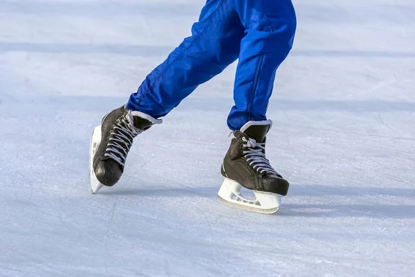 Man actief schaatst op een ijsbaan. — Stockfoto