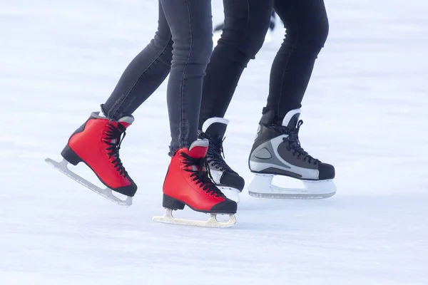 Pessoas diferentes estão patinando ativamente em uma pista de gelo — Fotografia de Stock