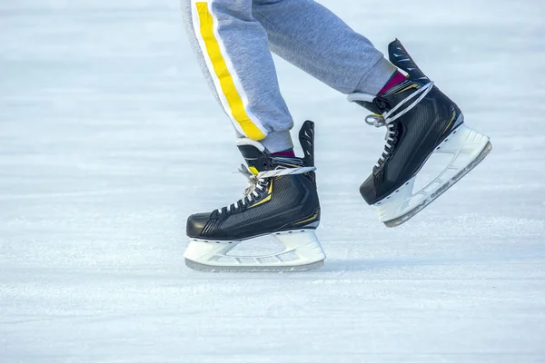 Benen van een man die schaatst op een ijsbaan. Hobby 's en sport. Vakantie — Stockfoto