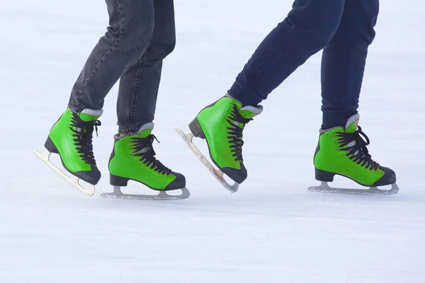 Láb zöld korcsolyában egy jégpályán. Hobbi és sport. Vákatio — Stock Fotó