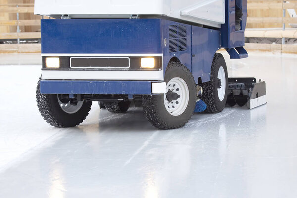 специальный машинный ледоуборочный комбайн очищает каток. транспорт
