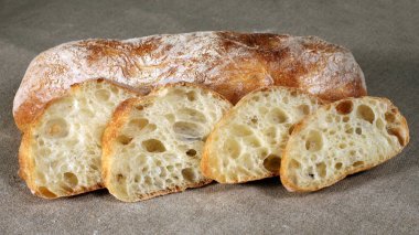 Masadaki ekmeği kes. Mısır gevreği.