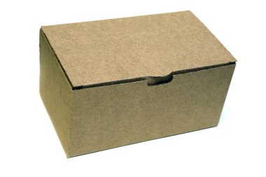 Kapalı karton kutu beyaz arkaplanda izole edildi