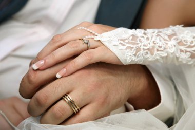 Gelin ve damat alyans takan ellerini göster