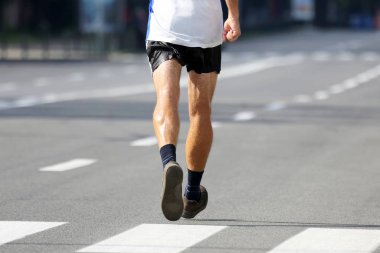 atlet bir maraton mesafede çalışan ayak