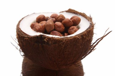 Beyaz arka plan üzerinde bölünmüş Hindistan cevizi fındık