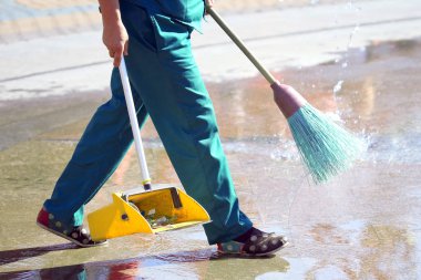 Şehrin kaldırımını temizler. 