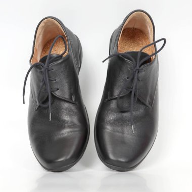 beyaz arka plan üzerinde siyah klasik ayakkabı