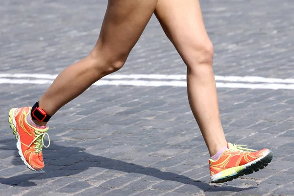 Nohy běží vzdálenost sportovec na kamenné dlažbě — Stock fotografie
