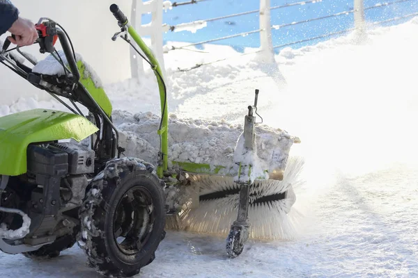 Speciální stroj na odstraňování sněhu čistí silnici — Stock fotografie