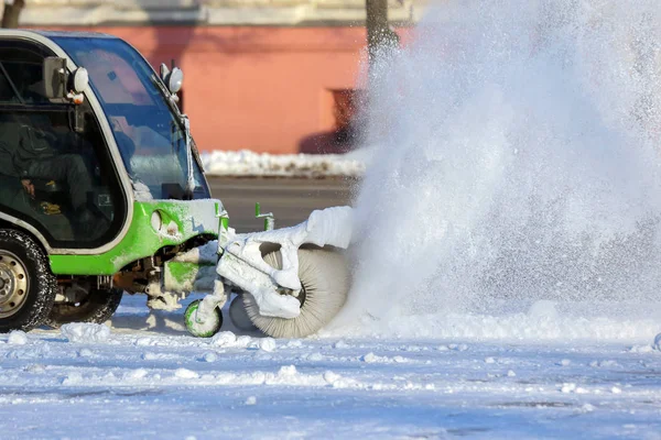 Street cleaning the city from snow with the help of special mach — Stock Photo, Image