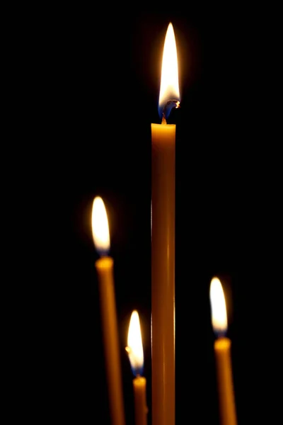 In de donkere taper kaarsen branden — Stockfoto