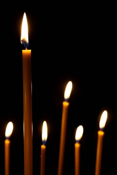 Ardiendo en la oscuridad por cuatro velas de cera —  Fotos de Stock
