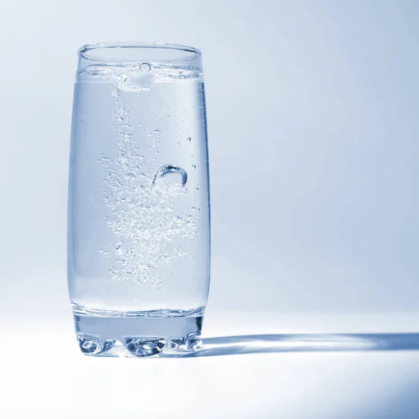 透明なガラスの中に気泡と水します。 — ストック写真