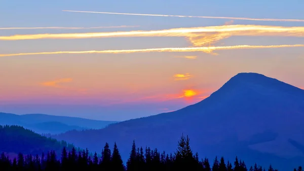 Světlé Slunečné svítání na horských svazích — Stock fotografie