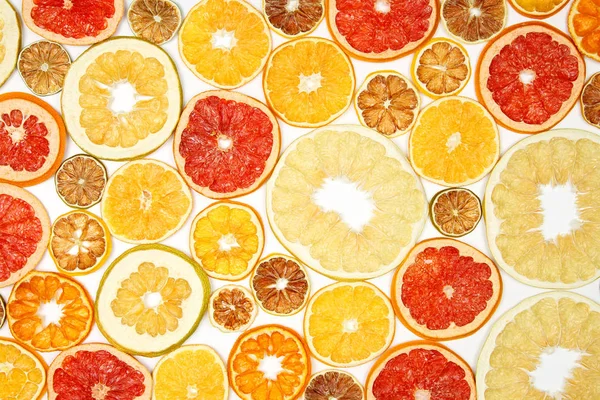 Mistura de diferentes pedaços de citrinos secos em backgroun branco — Fotografia de Stock