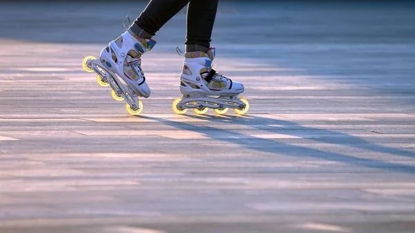 Silhouette Beinpaare auf Rollschuhen — Stockfoto