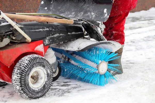 Specjalna maszyna do usuwania śniegu czyści drogę — Zdjęcie stockowe