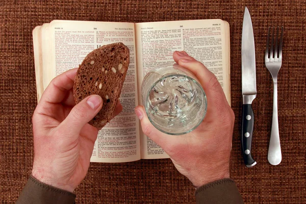 Biblia abierta comida y bebida espiritual — Foto de Stock