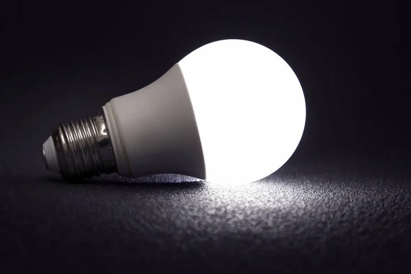 Moderna lampada a led è acceso un backgroun scuro — Foto Stock