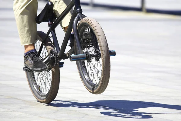 El ciclista urbano en movimiento en la acera — Foto de Stock