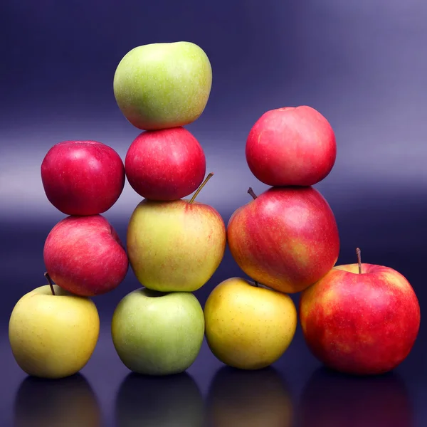 Parede de maçãs diferentes frescas no fundo escuro — Fotografia de Stock