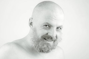 Yumuşak ışıklandırılmış mutlu sakallı bir adamın portresi