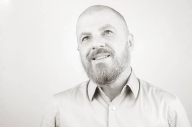 Hafif arka planda sakallı bir adamın portresi.