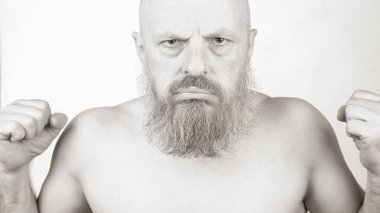 Yumruklarıyla saldırgan sakallı adam.