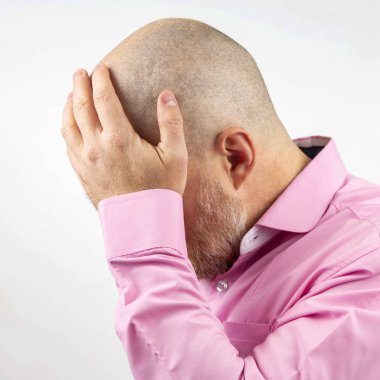 Beyaz arka plan yüzünde üzgün adam elleriyle kapalı