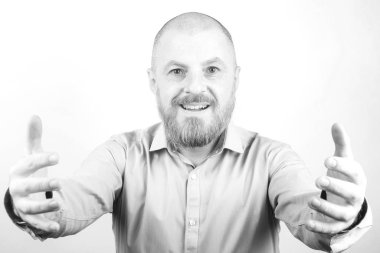 Sakallı adam kollarını ileri uzanır