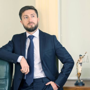 ofiste genç başarılı bir avukatı portresi