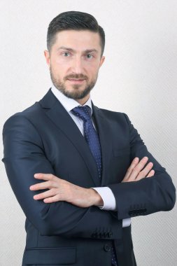 Sui 'deki kendine güvenen bir iş adamının portresi.