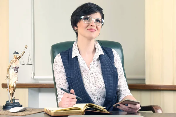 Framgångsrik kvinna jurist vid arbete på kontoret — Stockfoto